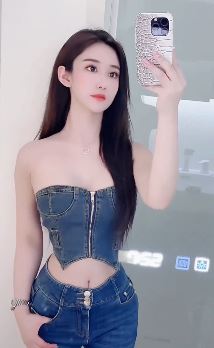 极品御姐「李书欣」性感穿搭玩自拍 网友:流量密码拿捏的到位