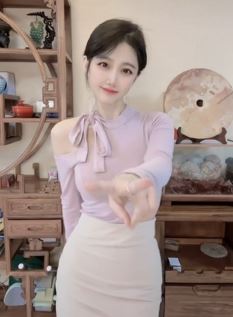 美女主播「喜乐」优雅穿搭居家浅跳,这造型简直太欲了!