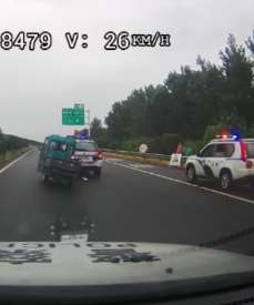 醉汉骑电三轮闯高速飙车被3辆警车逼停