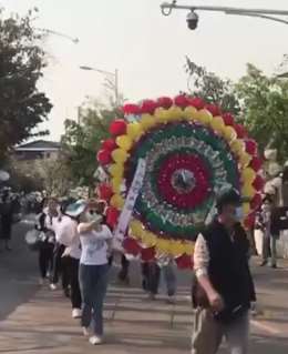 西昌市民步行数公里 自发送别19位救火牺牲英雄