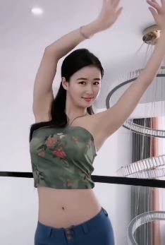 迷人小姐姐「杨雪琳」性感穿搭家中跳舞 网友:百看不厌,仙女翩翩