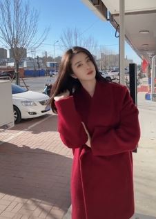 气质小姐姐「歌歌」穿红大衣分享户外随拍 网友:长的比明星都好看