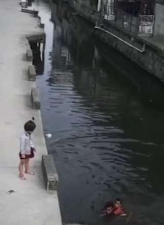 外卖小哥勇救落水儿童