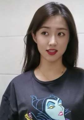 三妮阿姨关了美颜滤镜瘦脸还是那么美,为啥?因为粉底厚!