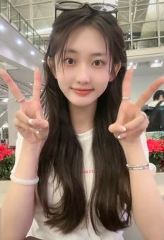 漂亮小姐姐「小曲开心」休闲穿搭分享日常随拍 网友:国民闺女