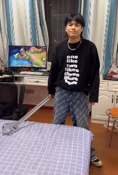 搞笑达人「疯狂小杨哥」最新视频:向老婆请假大晚上回家只为恶搞老弟和老爸