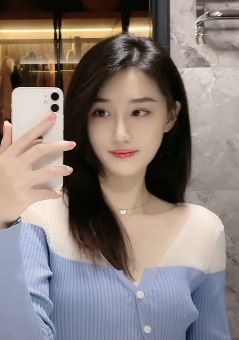 小姐姐的样子太过迷人以至网友回复：顾影自怜，孤芳自赏没人要！