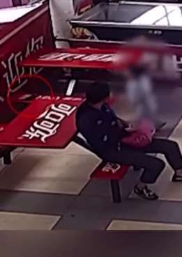 女子教唆孩子偷手机