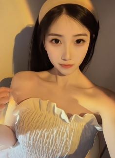 深圳小姐姐「小酒儿」抹胸穿搭分享居家随拍  网友：看一眼就喜欢