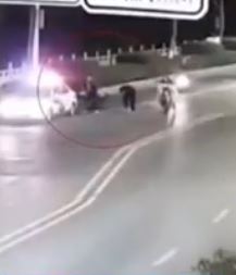 男子边骑车边玩手机撞上路边警车