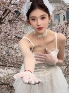美女模特「刘一琳」穿白色吊带裙分享户外氛围感随拍