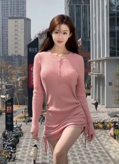 网红女主播「小晗同学」穿粉丝美裙分享街头随拍,这身Look简直太棒了!
