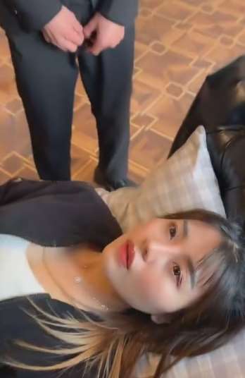 美女睡觉被恶搞：一人倒水一人拉裤挡拉链，简直神配合！