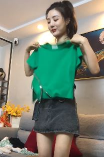 穿搭主播「夜未央教穿搭」半身牛仔裙显瘦穿搭，要不给你的女友也选一件呢？