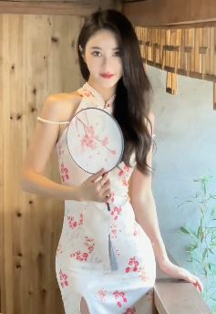 杭州小姐姐「霸道王」身穿旗袍手持团扇百媚生 网友:国色天香!