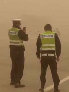 甘肃敦煌频繁遭遇沙尘暴 黄沙遮日道路能见度低