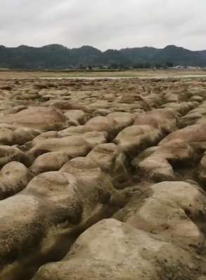 四川大英县一"巨石河床"奇观走红 数千游客来此打卡