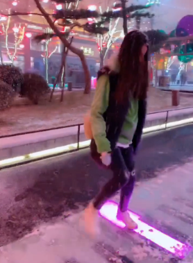 这姑娘玩琴的地方不错，还下着雪挺唯美的！