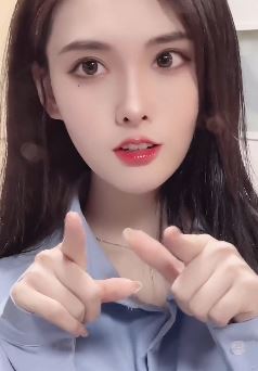 妆容精美「妍霏」小姐姐五官真漂亮 网友:有点像周慧敏!