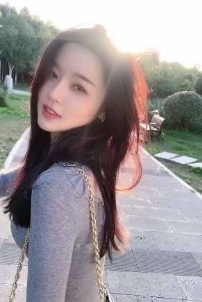阳光下笑容迷人的小姐姐 可遇不可求