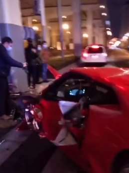 上海一兰博基尼跑车失控撞上高架桥