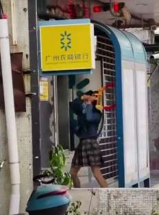 女子疑因卡被吞狂砸ATM取款机