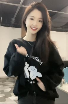 可爱甜妹「小李同学」跳内马尔舞蹈,跳得很魔性 网友:能当上门女婿吗