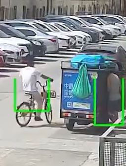 东莞一男子盯上快递小哥 趁其整理快件时偷走手机