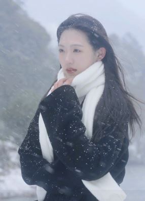 杭州2022年的第一场大雪，小姐姐驱车临安拍摄雪中美景