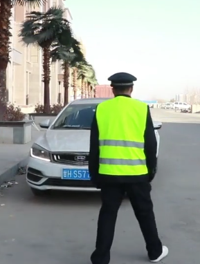 交警遇到女司机,两人的对话笑死人!