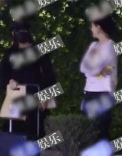 范冰冰现身妇产医院小腹隆起疑似怀孕