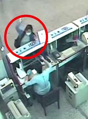 女子误机大闹机场 派出所里撒泼打滚