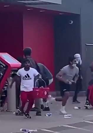 美国抗议活动愈演愈烈，抗议者抢劫超市和商店！