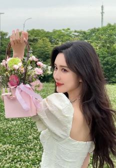 演员孟子义时尚穿搭分享户外随拍 网友：长在我审美上的女孩