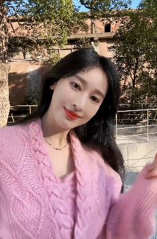 演员张俪粉色系减龄穿搭户外浅跳  网友：女神永远年轻漂亮