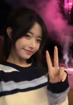 甜美小姐姐「花碎花」分享夜晚看烟花vlog,配文:来长白山放场烟花吧