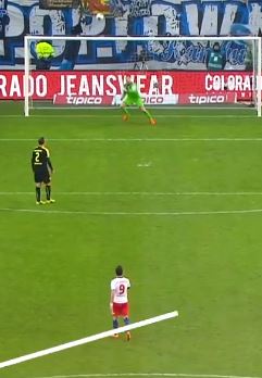 盘点足坛那些诡异的弧线球 门将只能望球兴叹