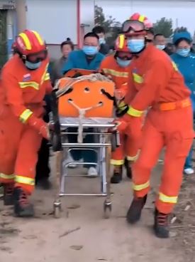 河南焦作一老人掉入10米地窖