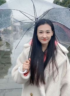 演员丁笑滢雨天打伞街拍 网友：青鸟永远都是那么美！