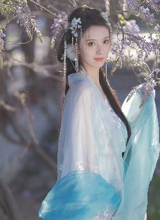演员陈姝君穿汉服户外随拍,配文:帮我想个方案