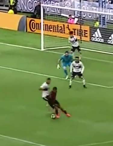 足球场上有这样的守门员，对方前锋会不会哭呢！