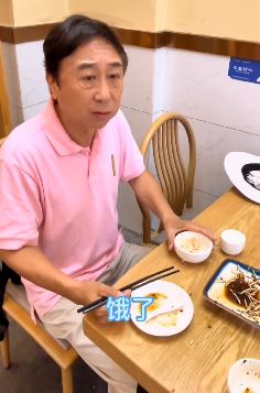 冯巩搞笑视频:徒弟请师傅吃饭,吃饱才发现坐错桌!