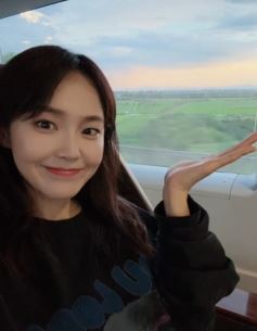 演员张佳宁分享高铁上窗外的风景 网友：你就是最美的风景！