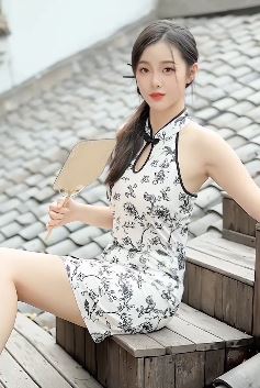 漂亮小姐姐「糖果果」穿旗袍房顶漫步，网友：这是要上房揭瓦呀