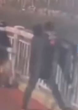 南京一男子长江大桥欲轻生 公交司机停下车飞奔救下