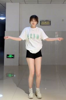 西安小姐姐「葡萄仙子」挑战重启异域风舞蹈 网友：又是活力满满的一天