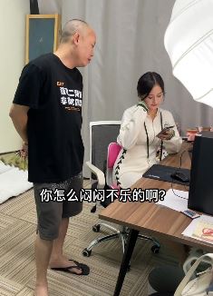 光头文搞笑撩妹:前任求复合,到底该不访答应?