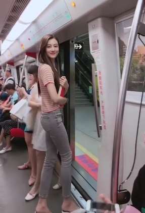 地铁遇女神，这颜值这身材这腿长，简直无可挑剔！
