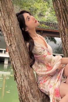 迷人小姐姐「敏敏呀」穿性感花裙坐树上拍摄 网友:娇艳欲滴秀色可餐