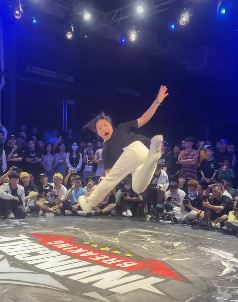 实力舞者：小女孩街舞表演，动作行云流水超洒脱！